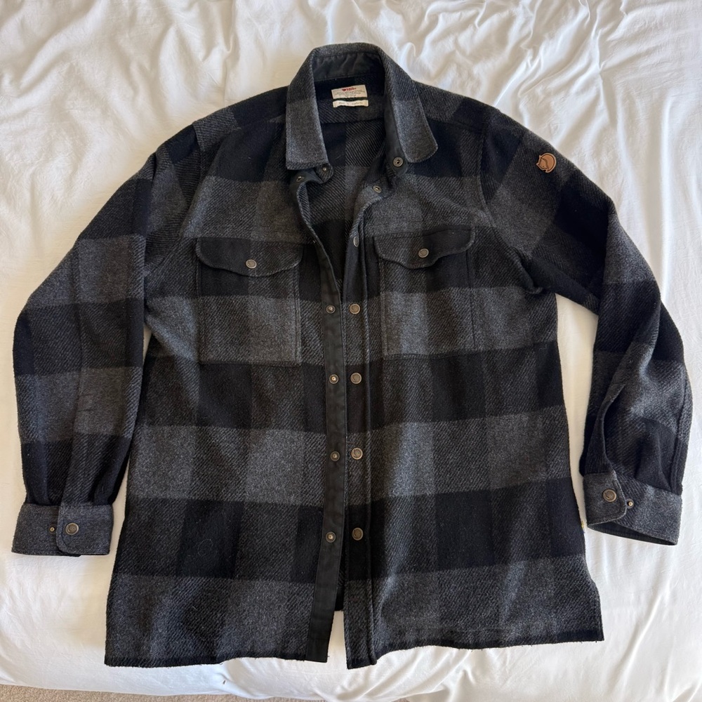 Fjallraven Men's Canada Shirt - Black and Gray Plaid Shirt Jacket